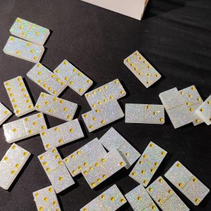 domino gris paillette