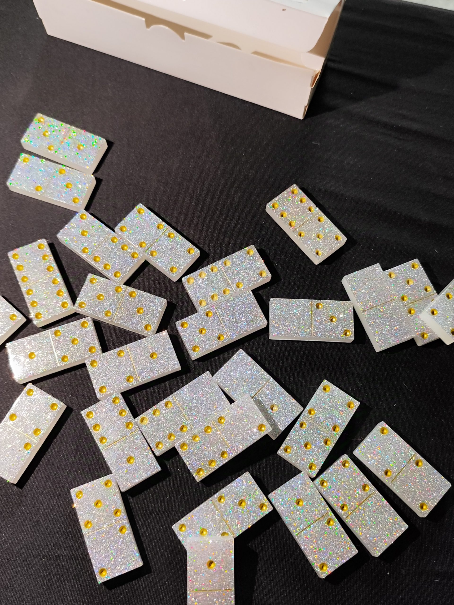 domino gris paillette